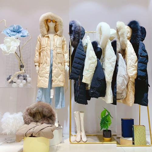 冬季爆款外套女裝貨源指南 大山羽絨服與四季青樂(lè)町批發(fā)實(shí)戰(zhàn)解析\n\n進(jìn)入冬季，女裝實(shí)體店、淘寶C店與直播間的核心戰(zhàn)場(chǎng)已經(jīng)全面轉(zhuǎn)向羽絨服與棉服品類。對(duì)于想在這一季沖銷量的店主來(lái)說(shuō)，手里有沒(méi)有一手品牌折扣、當(dāng)季新款和穩(wěn)定貨源，幾乎是決定利潤(rùn)生死線的關(guān)鍵。本文將圍繞你關(guān)心的大山羽絨服品牌折扣、四季青樂(lè)町批發(fā)，梳理一條清晰的冬季新款外套拿貨思路。\n\n### 一、為什么今年的冬季外套要盯準(zhǔn)“品牌折扣+源頭工廣”\n\n中國(guó)羽絨服產(chǎn)能占全球七成以上，全國(guó)有成千上萬(wàn)家羽絨服工廠和貼牌商。像大山、樂(lè)町這類品牌款式引領(lǐng)